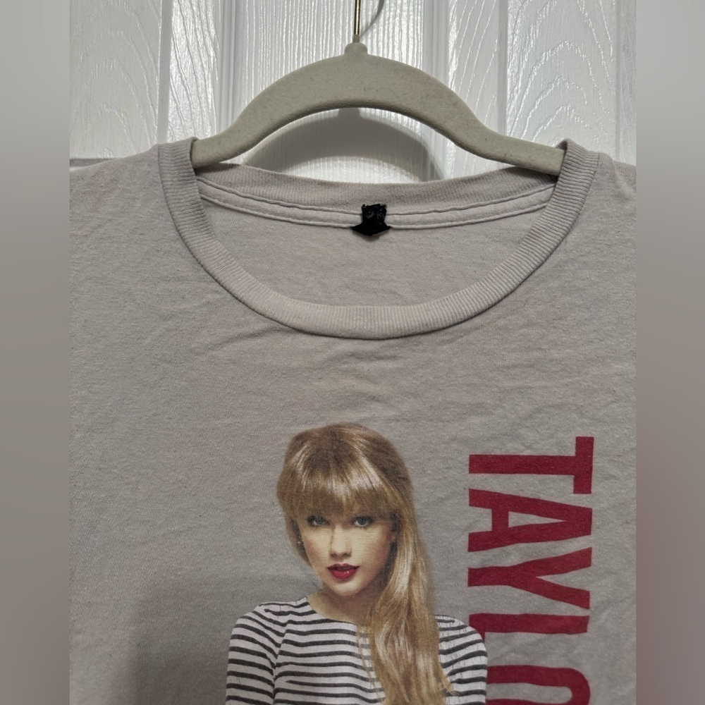 Taylor Swift The RED Tour 2013 Concert T-Shirt Women’s Small Unisex Light Gray - Picture 4 of 16